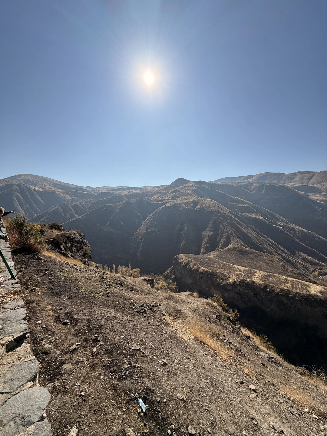 Приехали в Ереван на 4 дня. Заранее бронировали экскурсию через сайт, что очень удобно. Экскурсией очень