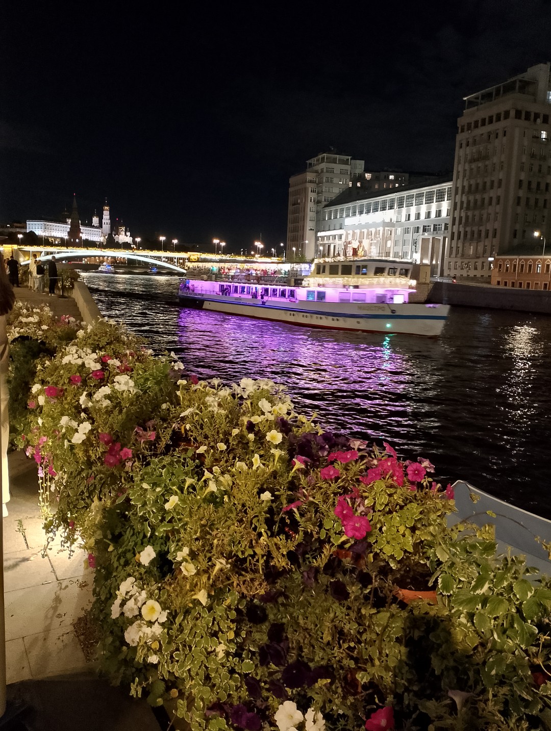 Очень долго выбирала вечернюю экскурсию. Эту рекомендую. Гид Иван просто вау! Автобус хороший, маршрут интересный. А