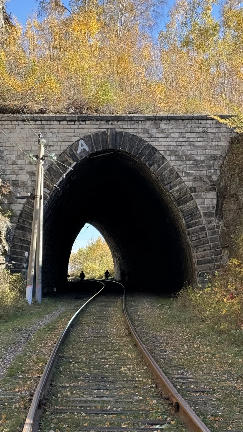 Были на экскурсии в период золотой осени, когда идешь по рельсам под шелест опадающих листьев, а над тобой бездонная голубизна неба