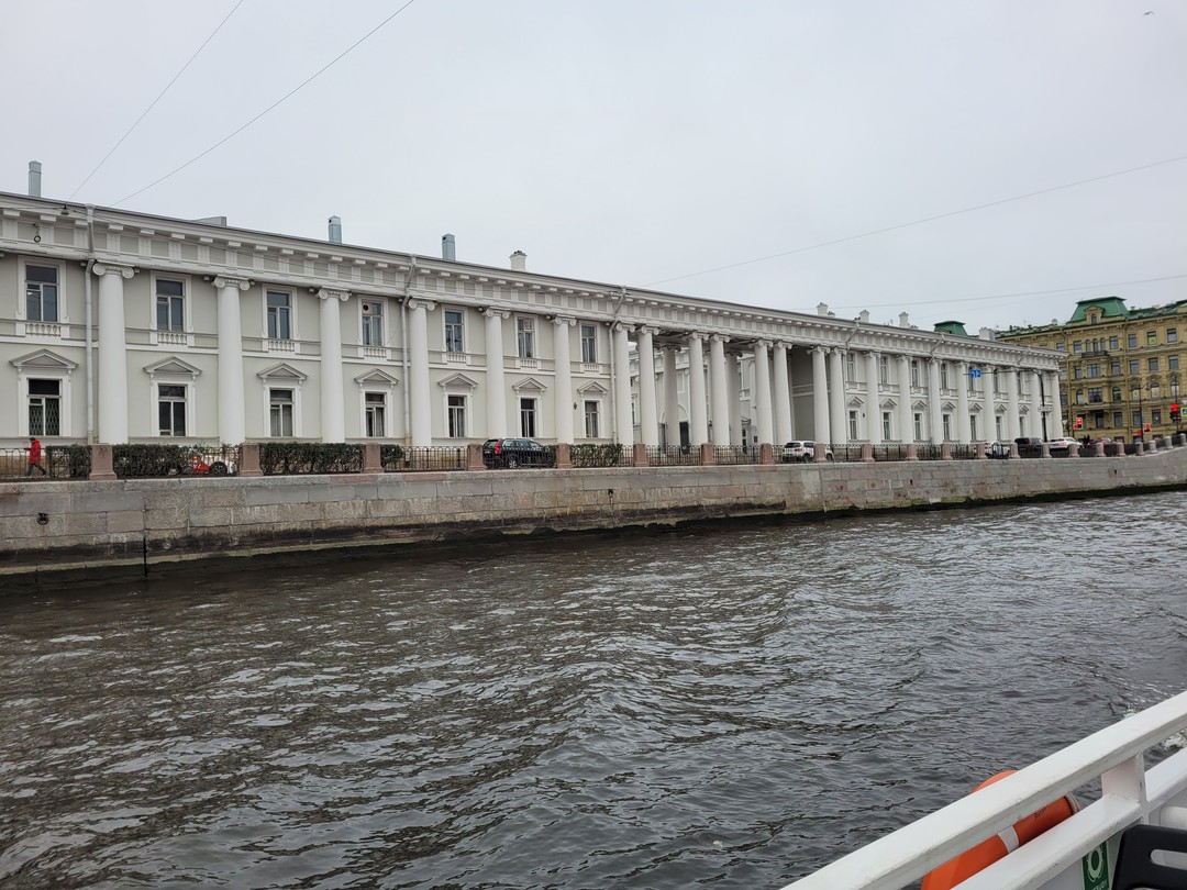 Прогулка была 1,5 часа. Не смотря на дождик нас покатали по интересном маршруту, аудио гид работал исправно. все было понятно и интересно
