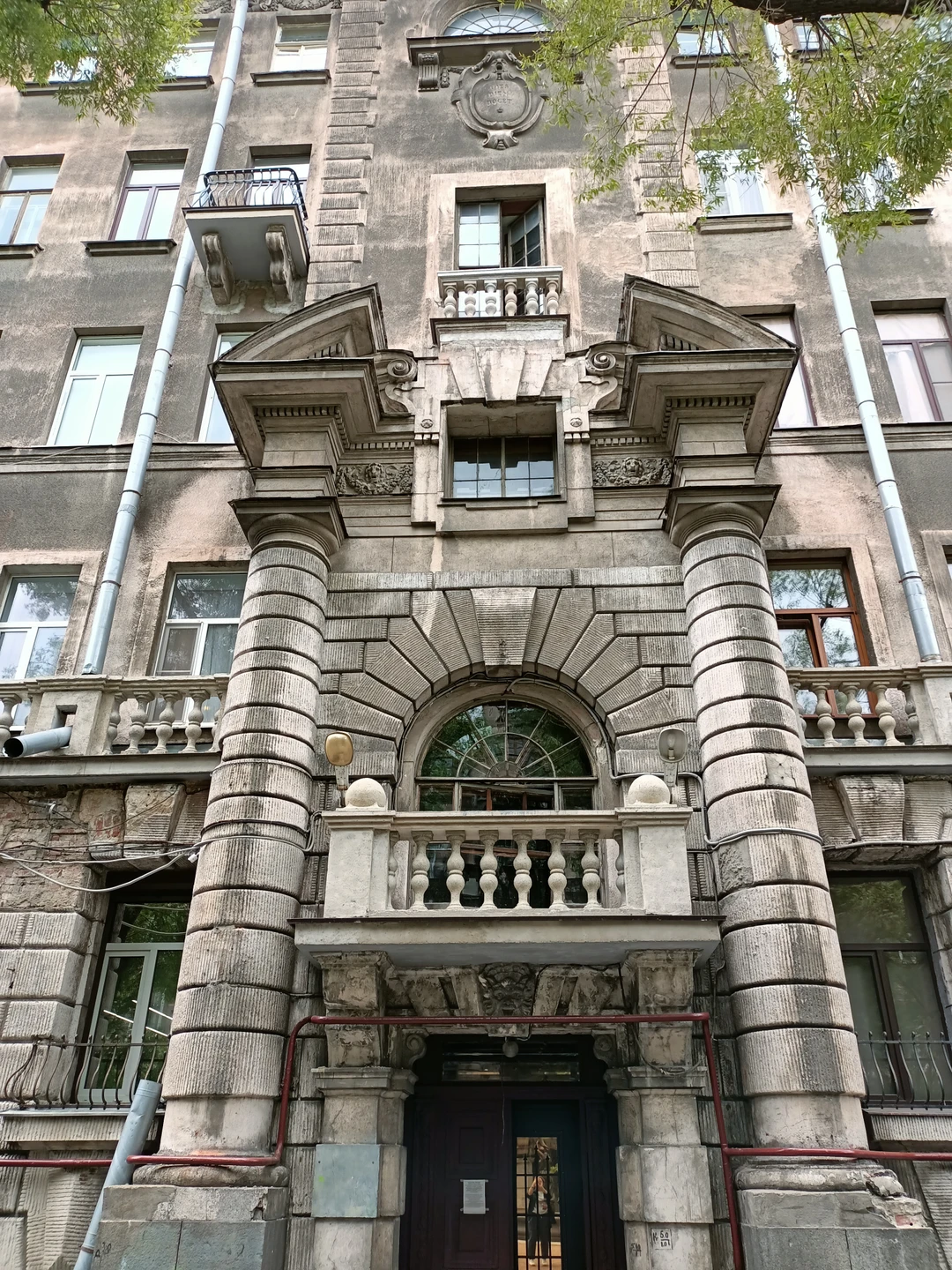 Тома -увлеченный краевед, активно развивающийся исследователь и приятный собеседник. В процессе увлекательной прогулки с ней складывается