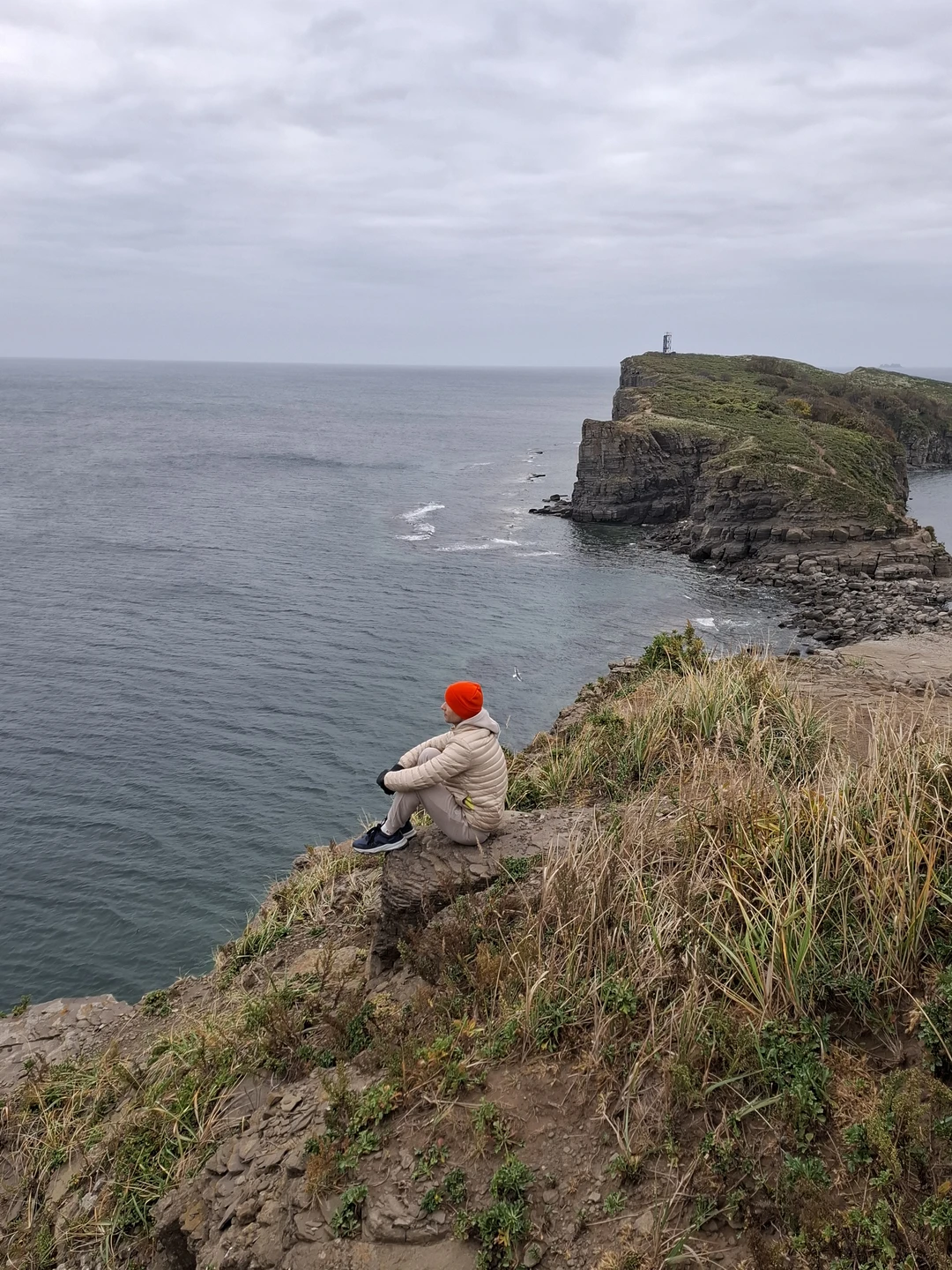 Отличная прогулка по острову Русский. Много красивейших природных площадок. И даже холодная ветренная погода была в