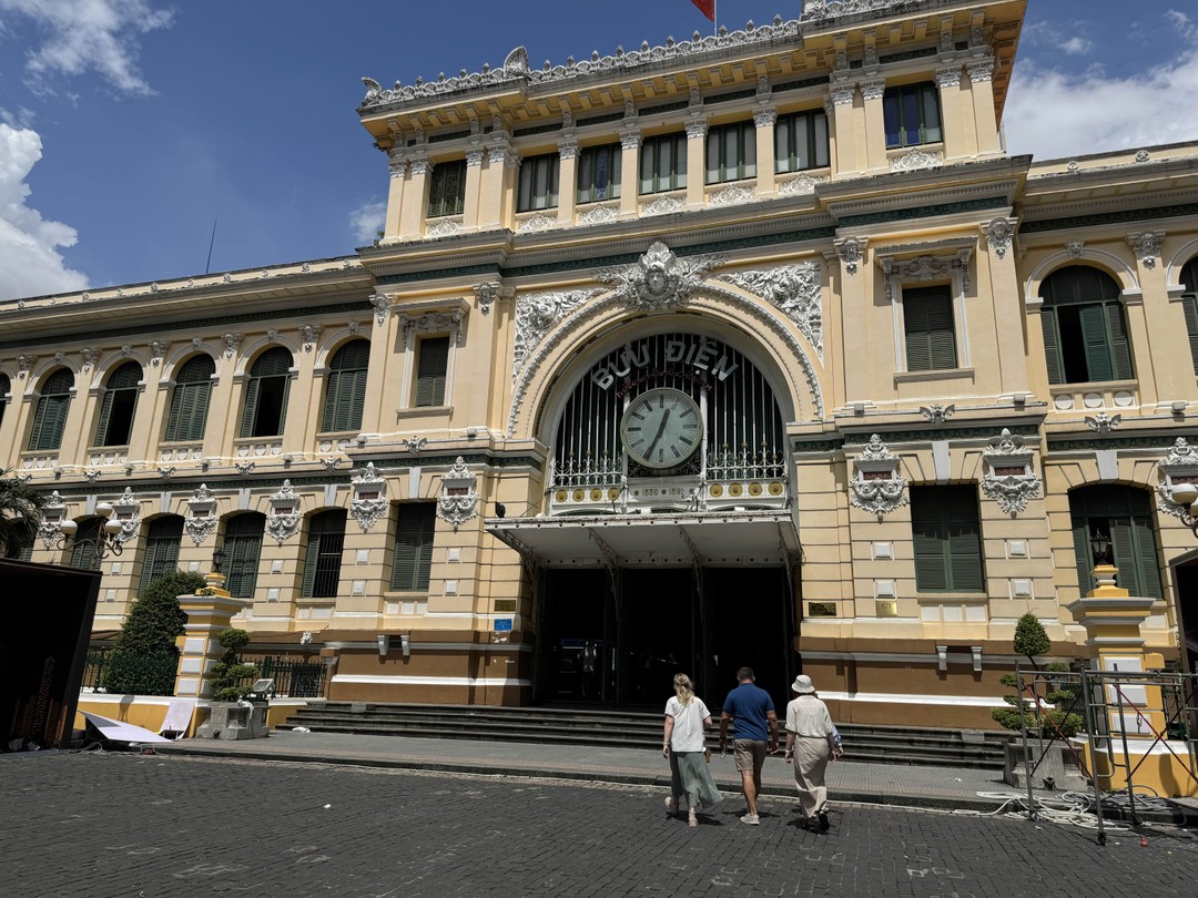 Брали 2 экскурсии. Гидом была Лан (Лена) если по русски😊. Нам очень понравилась Лена и ее