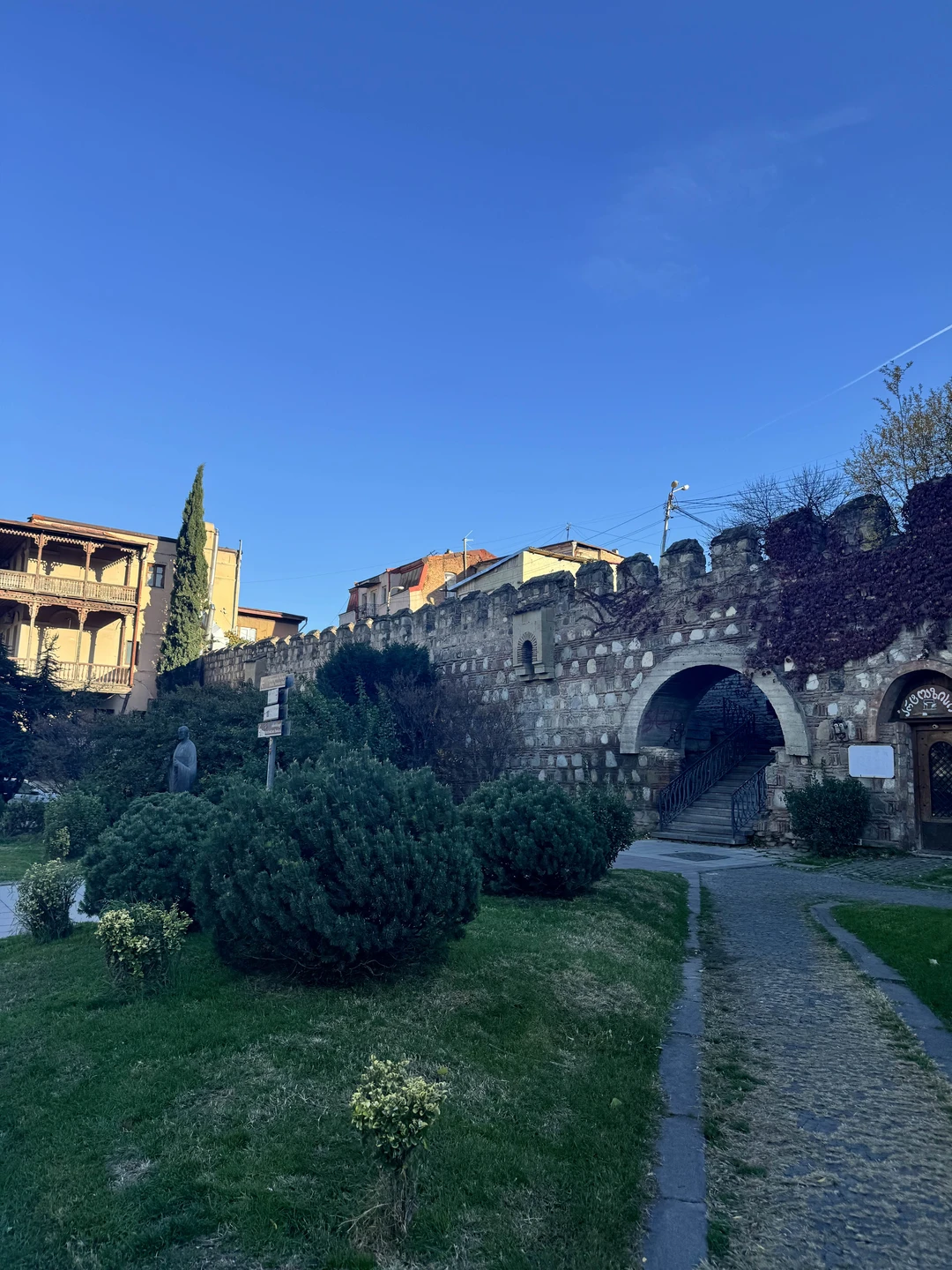 Экскурсия очень понравилась. Организовано на высшем уровне, все очень чётко, без задержек. Увидели много достопримечательностей. Побывали