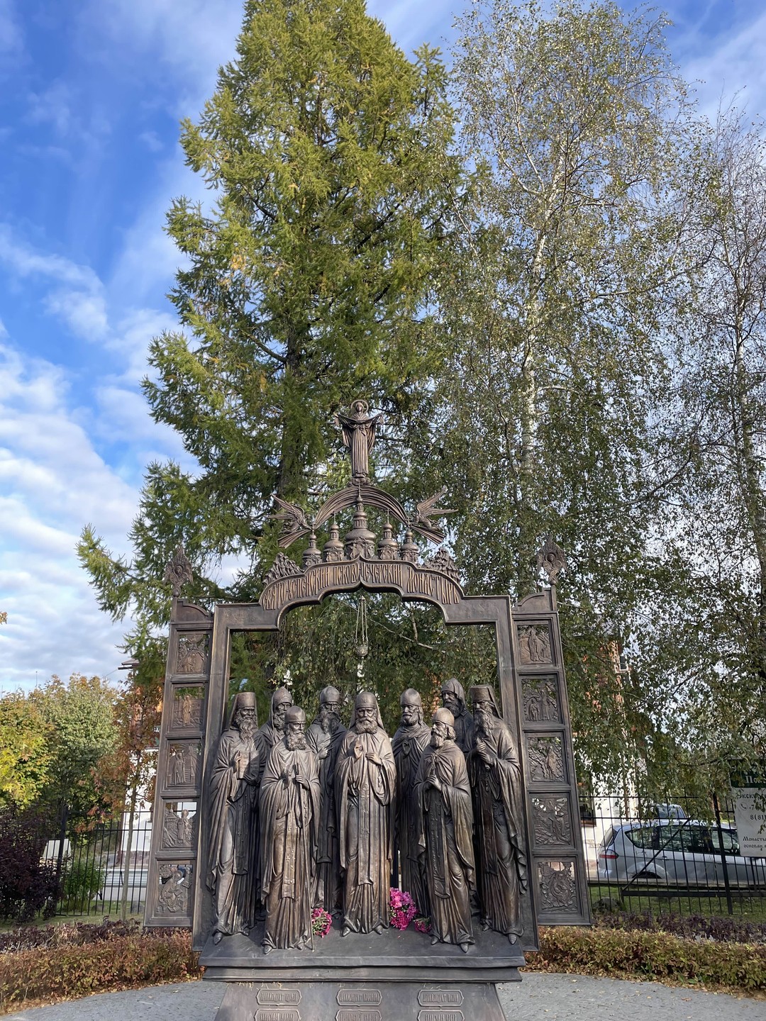 Очень понравилась экскурсия в Изборск и Печоры. Экскурсовод материал подавала интересно и доступно. Поневоле представилась тяжелая