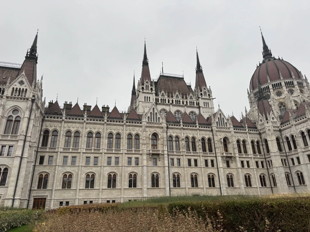 Потрясающий экскурсовод Анатолий. На тесле все увидели, посмотрели. Умный, яркий, насыщенный, легкий рассказ о городе. Спасибо!