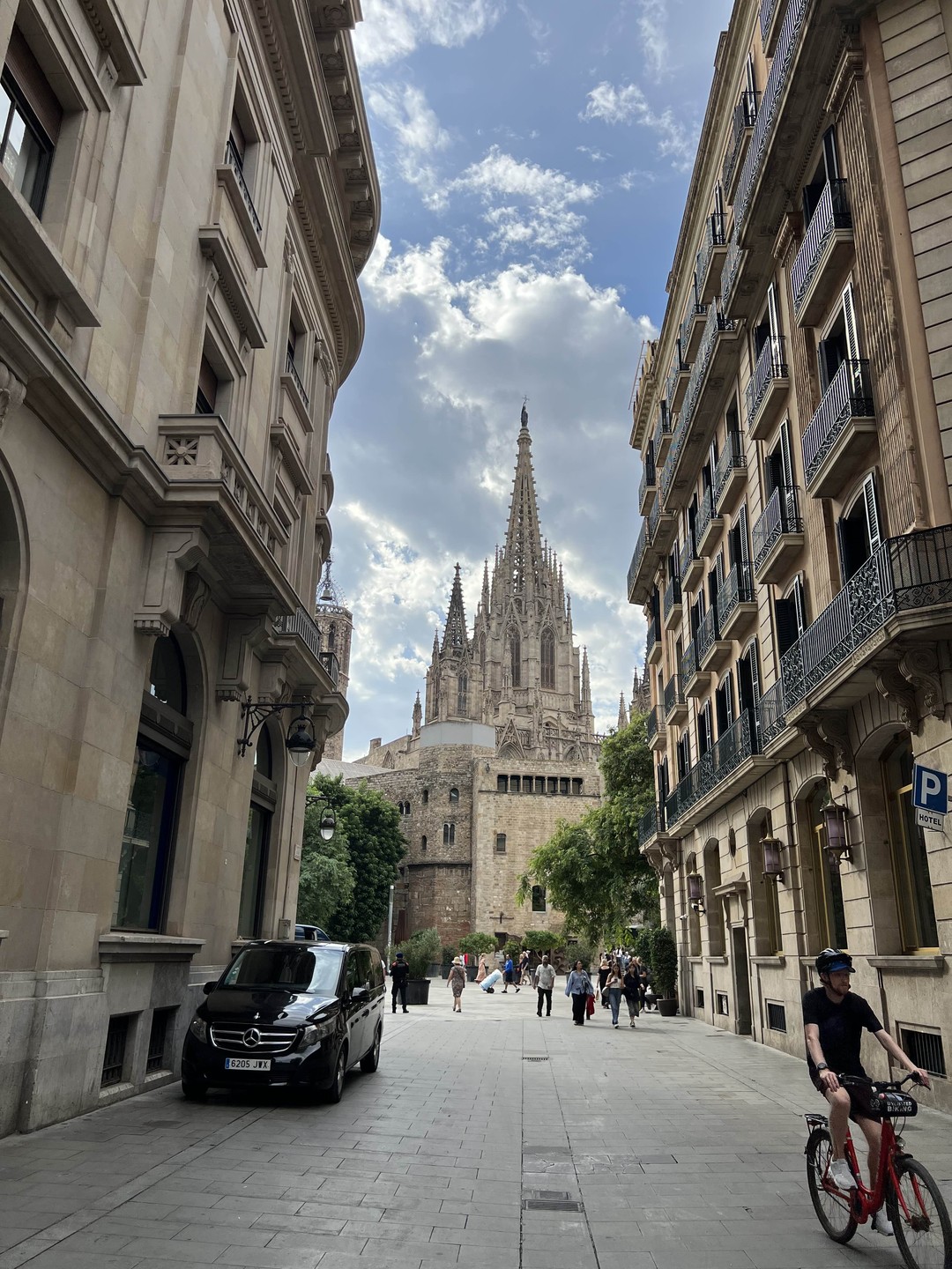 Дарья познакомила нас с Барселоной, было очень интересно и познавательно! Показала много красивых, интересных мест) По