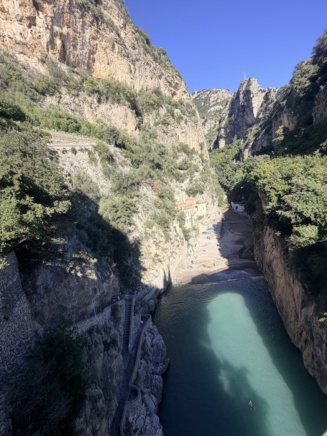 Яна организовала для нас отличную экскурсию по Амальфитанскому побережью, пунктуальная, очень интересная и познавательная. Остановки в
