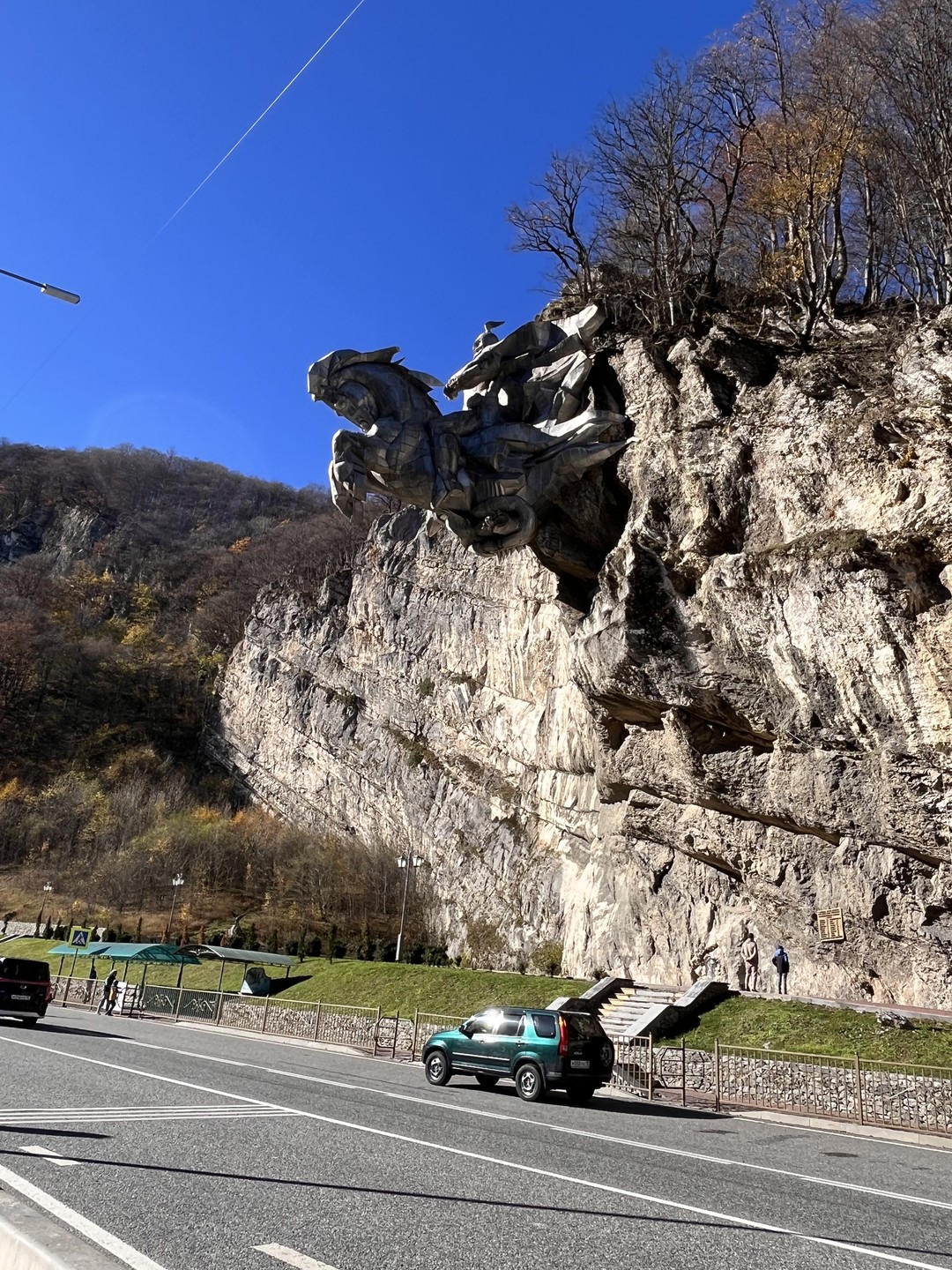 Экскурсия понравилась. Очень заботливая команда: предварительно написали, позвонили, предупредили про теплые вещи на канатку и купальные