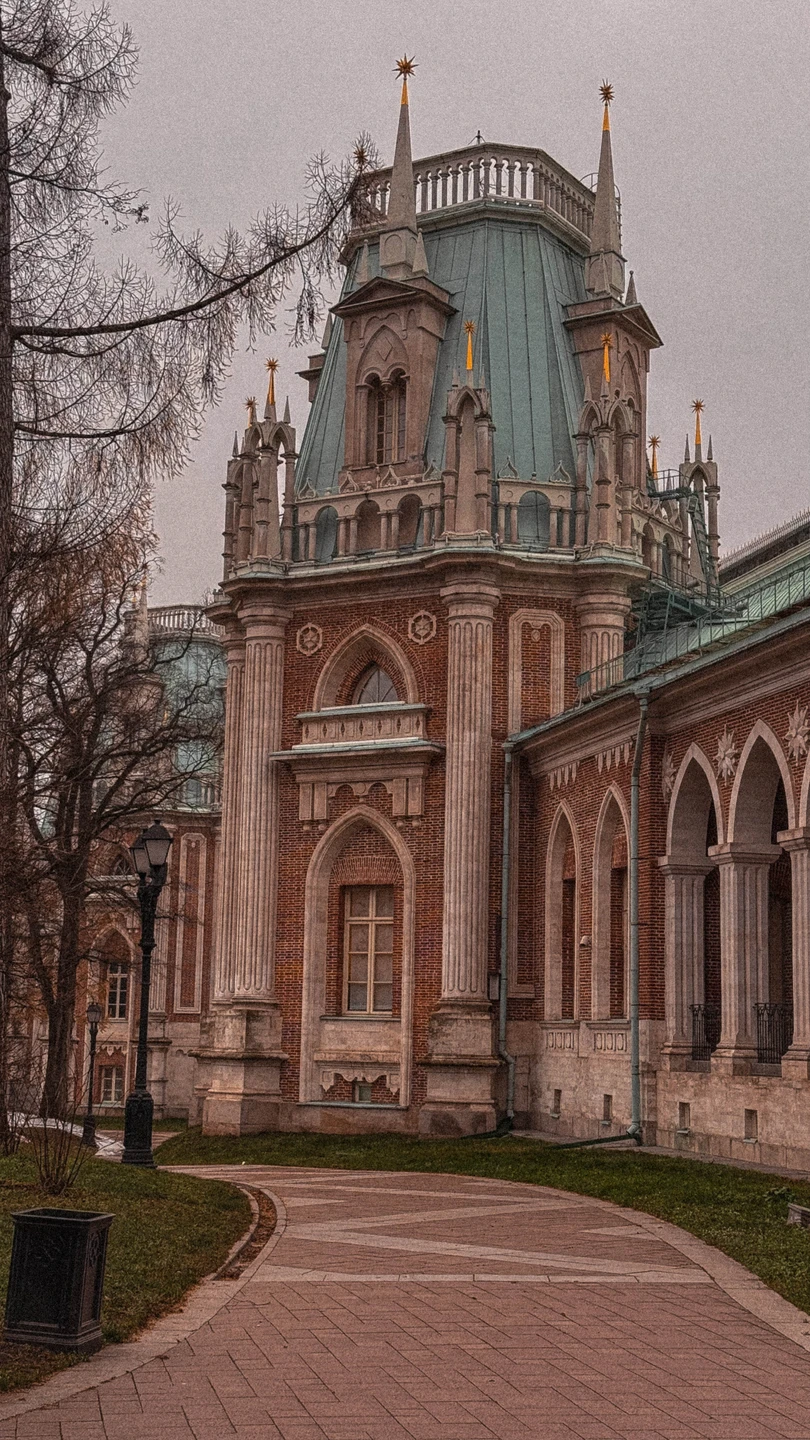 Экскурсия началась вовремя, нам выдали одноразовые наушники, очень удобно оказалось в процессе: была возможность немного отойти