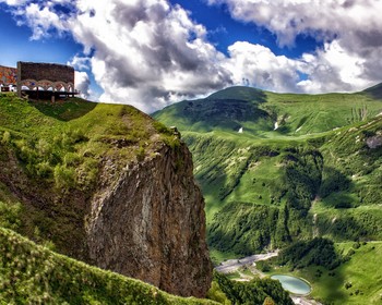 Троицкая церковь, переезд в Тбилиси, прогулка по городу