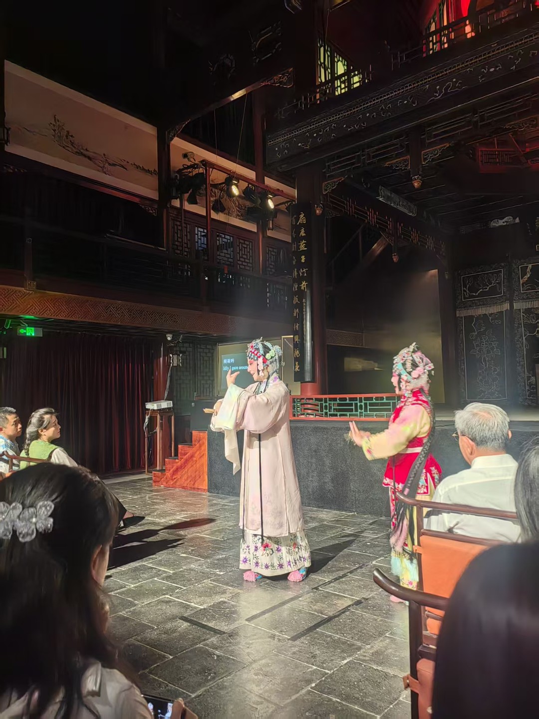 Я студент, изучаю китайский язык в Китае, сейчас у меня каникулы, и как раз хочу побольше