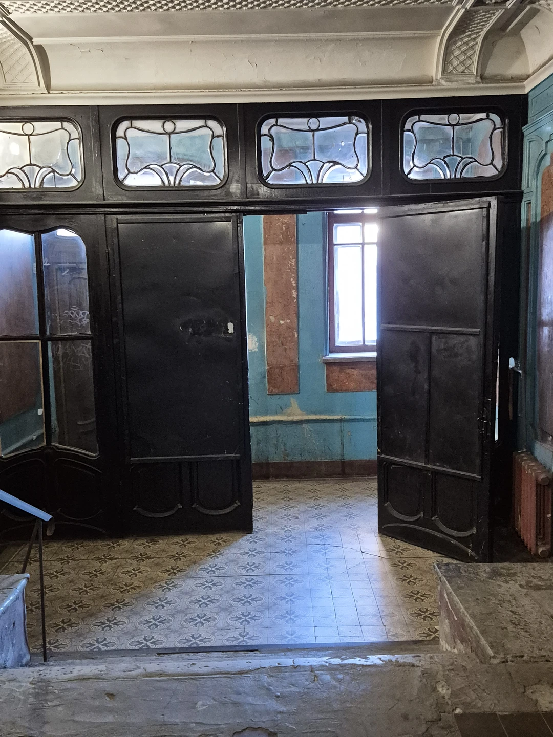 Секреты и лабиринты Петроградской стороны: дворы, парадные, легенды (Ирина)