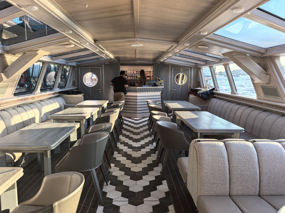 Фото Вояж на элитном теплоходе в сопровождении гида и живой музыки