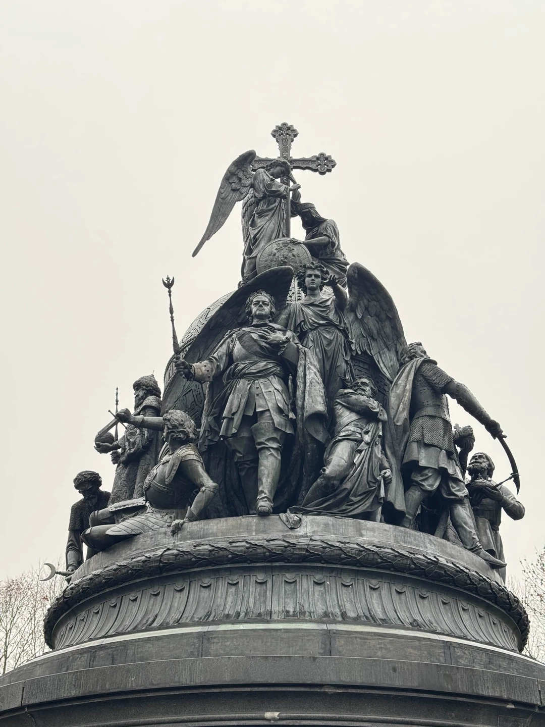 У нас был чудесный экскурсовод Ирина. Погрузила в историю, постаралась не терять ни минуты, чтобы рассказать