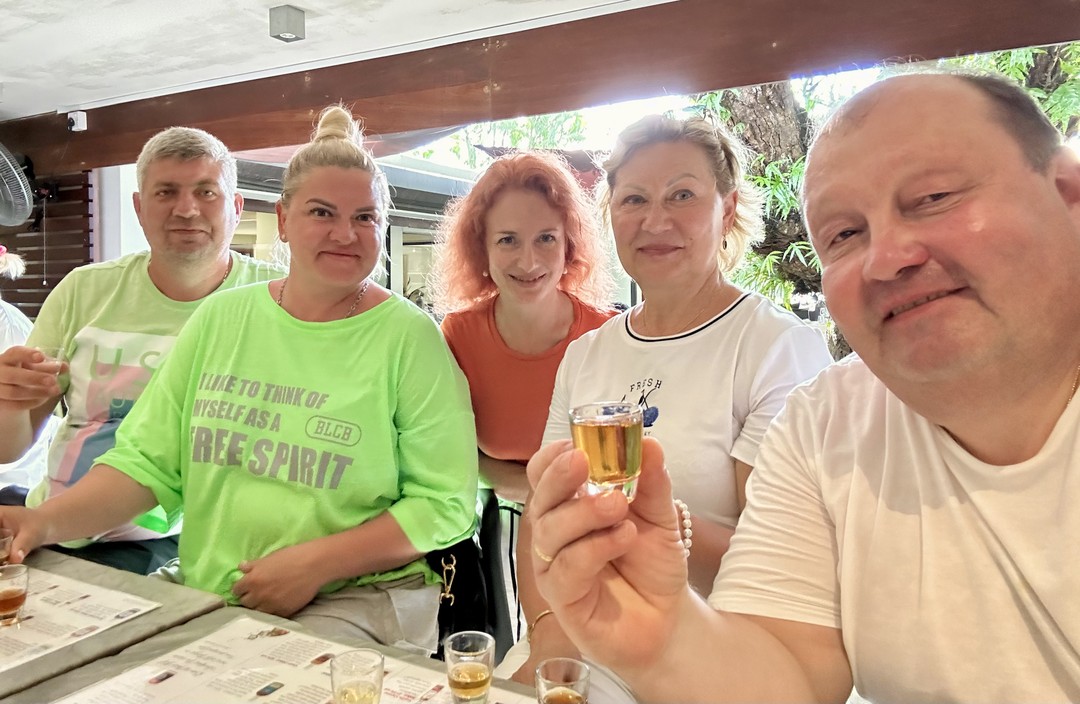 С самого начала нашей экскурсии сложилась непринужденная,комфортная атмосфера. Наш гид Анна в очень приятной манере делилась