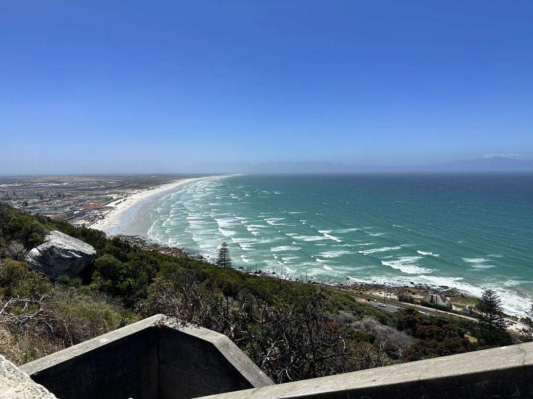Мы отлично провели день в поездке с Игорем! Брали несколько экскурсий, его была одной из лучших.