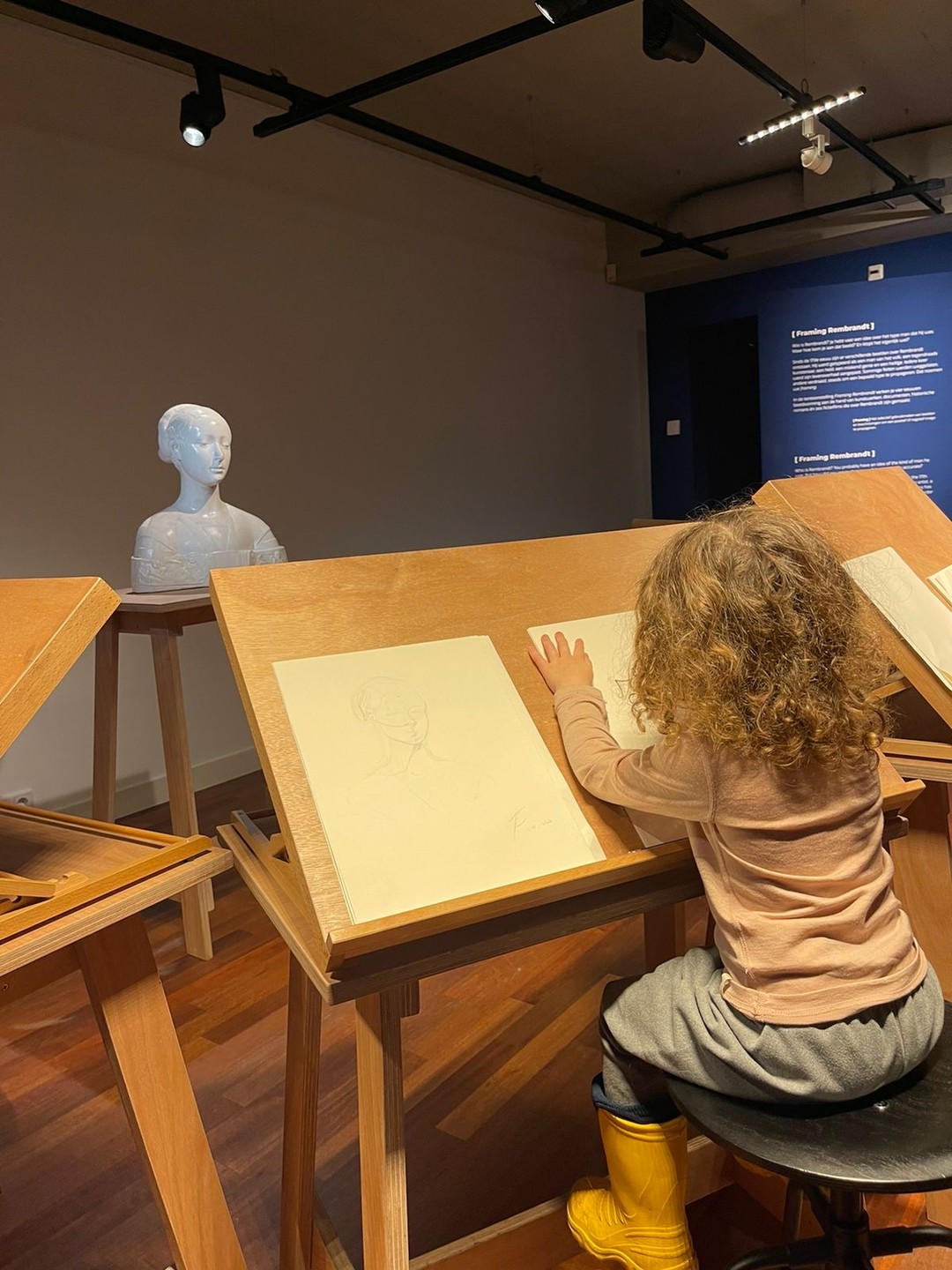 Анна (похоже Кирилл является организатором) провела экскурсию для 3 взрослых и 2 детей(6, 3). Она была