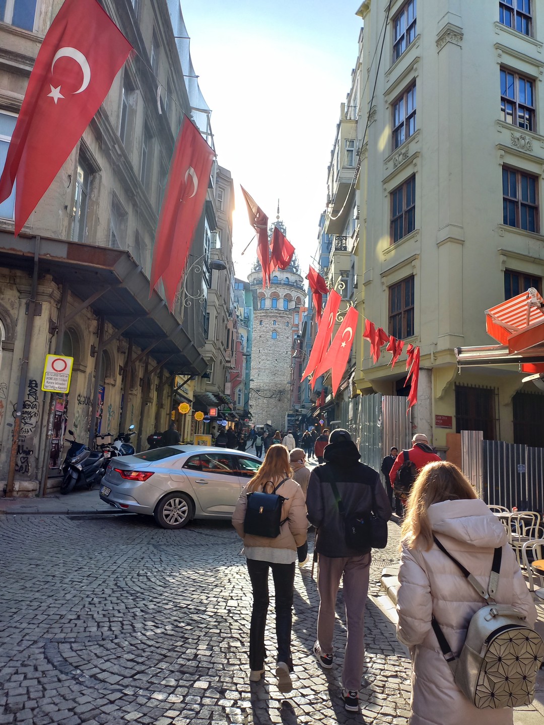 Посмотрели разные районы города. узнали особенности каждого. красивый вид со смотровой площадки Пьра Лотти. попробовали вкусное