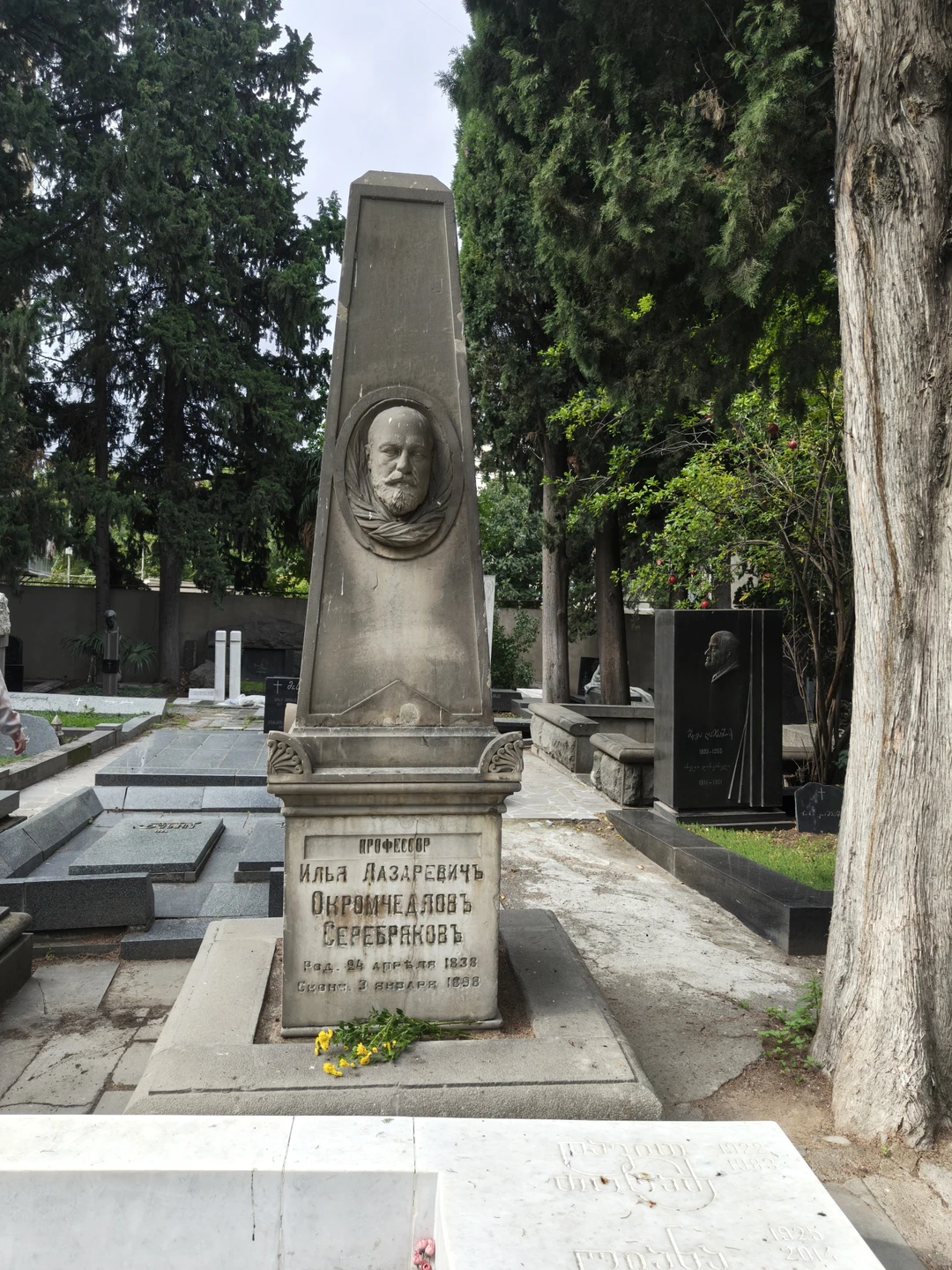 Экскурсия предлагает очень необычный взгляд на историю Грузии. В процессе прогулки мы видели могилы множества публичных