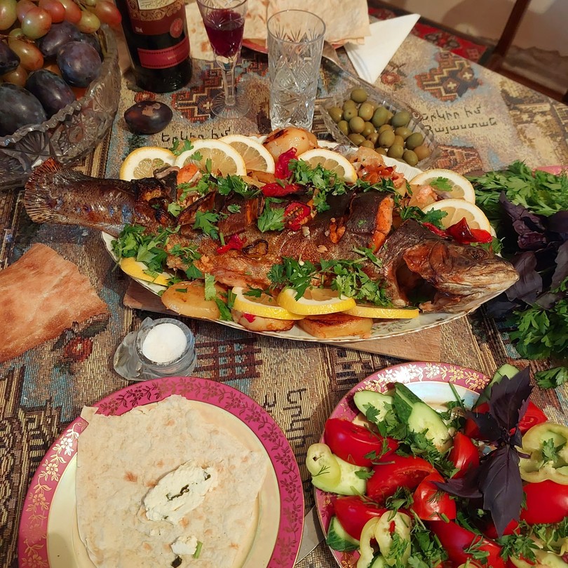 Ирина, интересная, душевная, открытая, гостеприимная, творческая. К мероприятию готовится основательно. Оформила стол, что бы мы хорошо