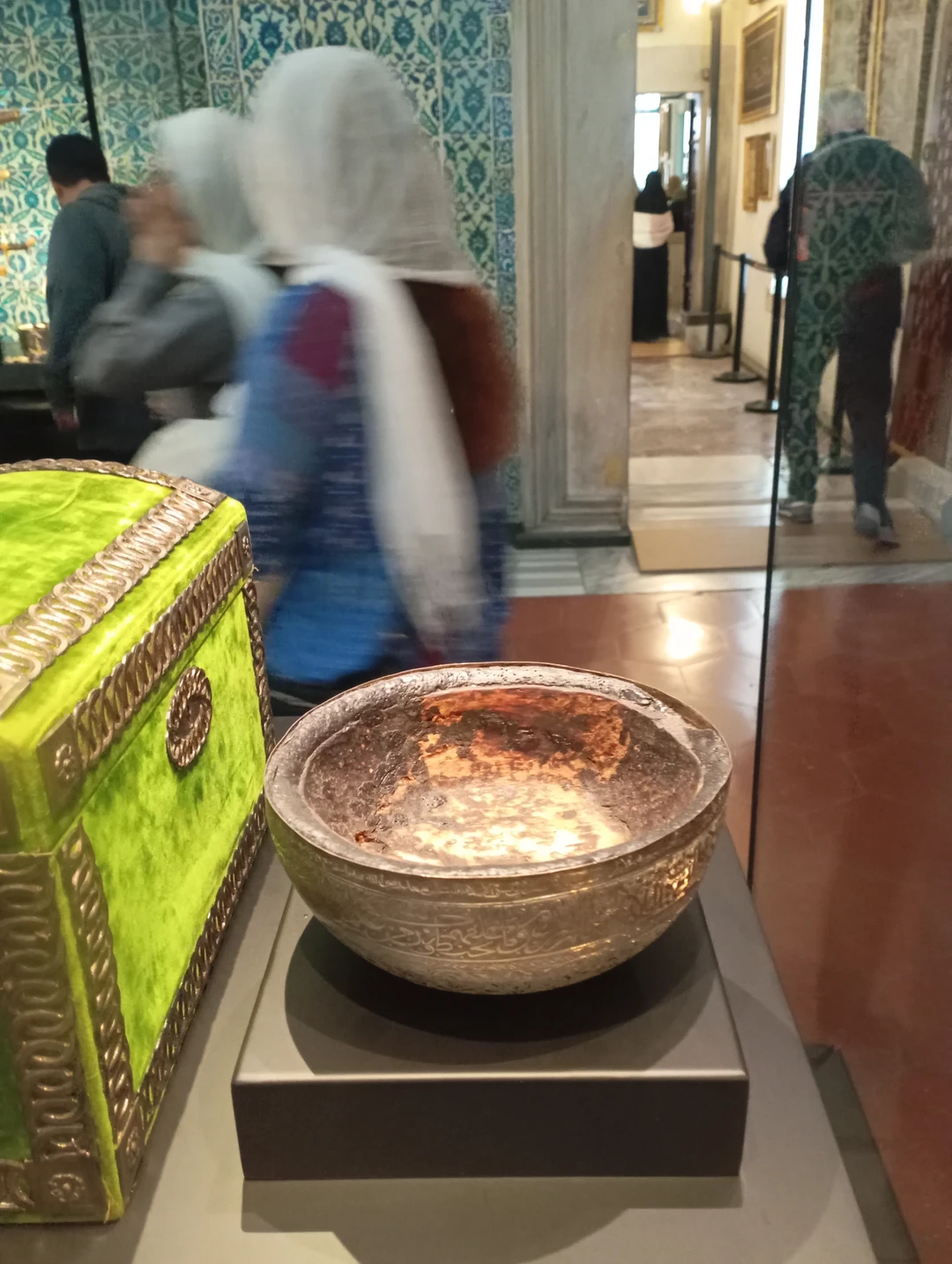 Наш гид Рушен, замечательный рассказчик, отлично владеет русским языком. Погрузил нас во времена правления султанов. Помог