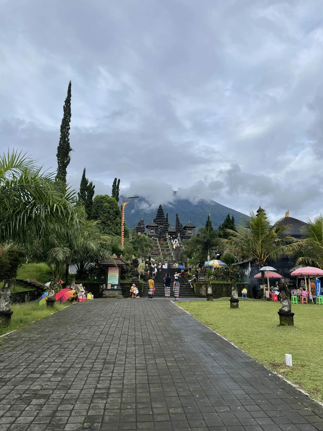 Сегодня была обзорная экскурсия по Бали с замечательным гидом Ваяном! Посетили два храма, кофейную плантацию, попробовали