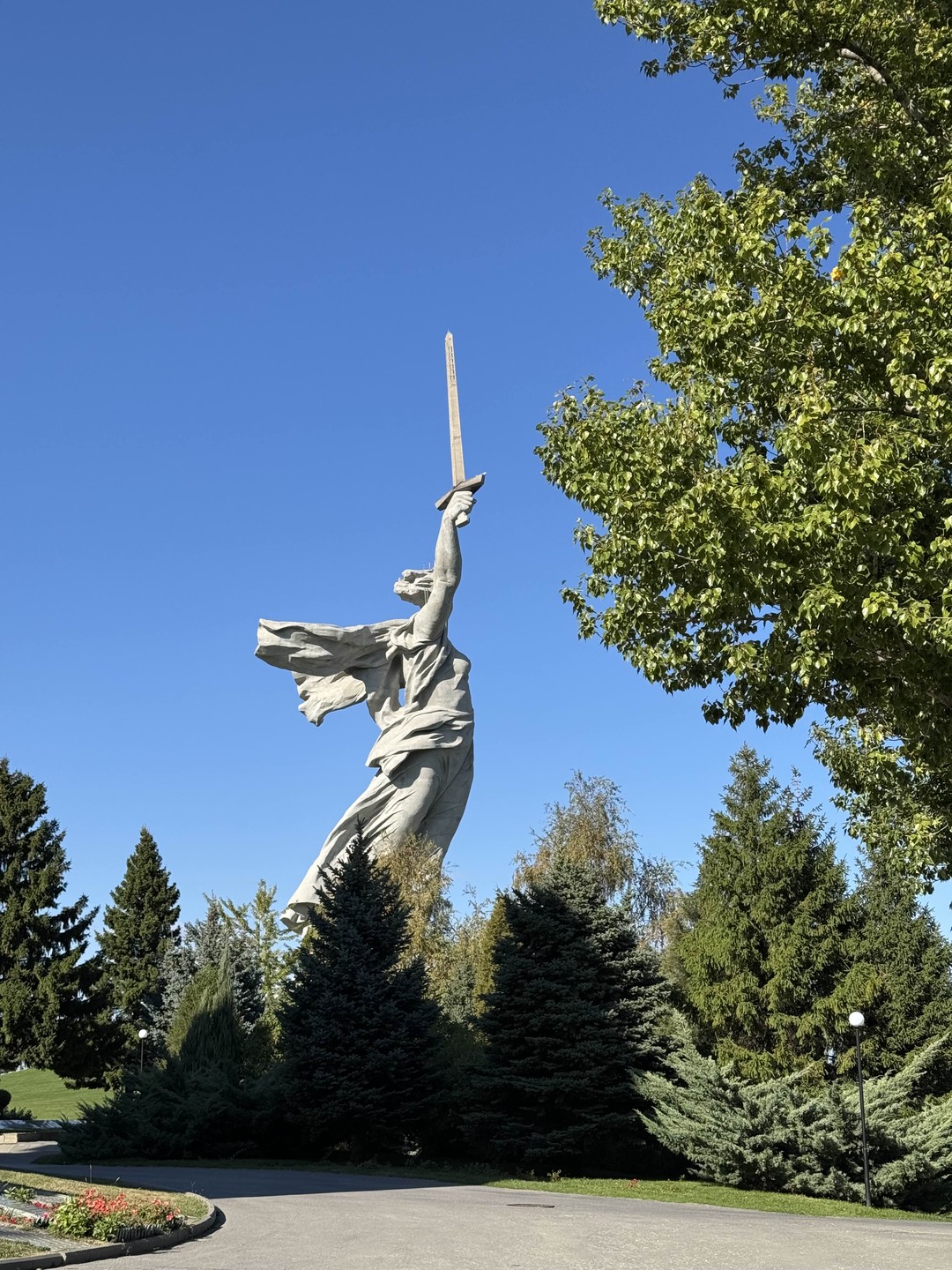 Волгоградский элеватор, Мамаев курган и остров Людникова (Екатерина)