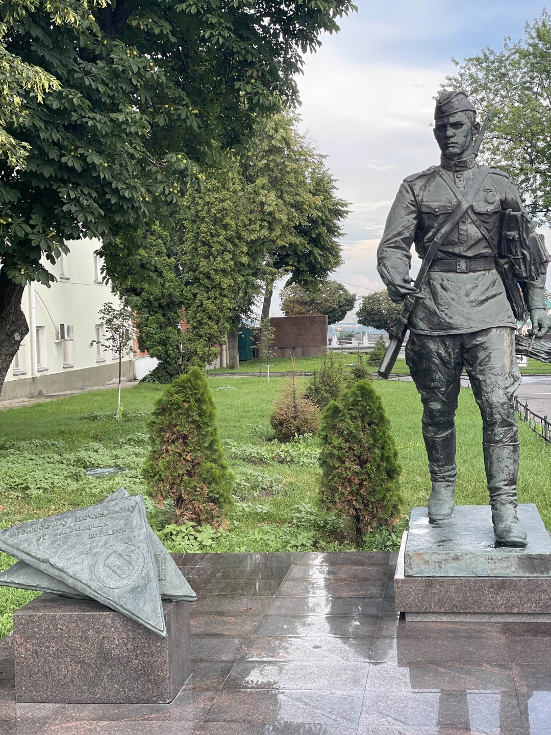 Экскурсия хоть и короткая по времени, но очень содержательная! Алексей знает интересные факты и историю каждого