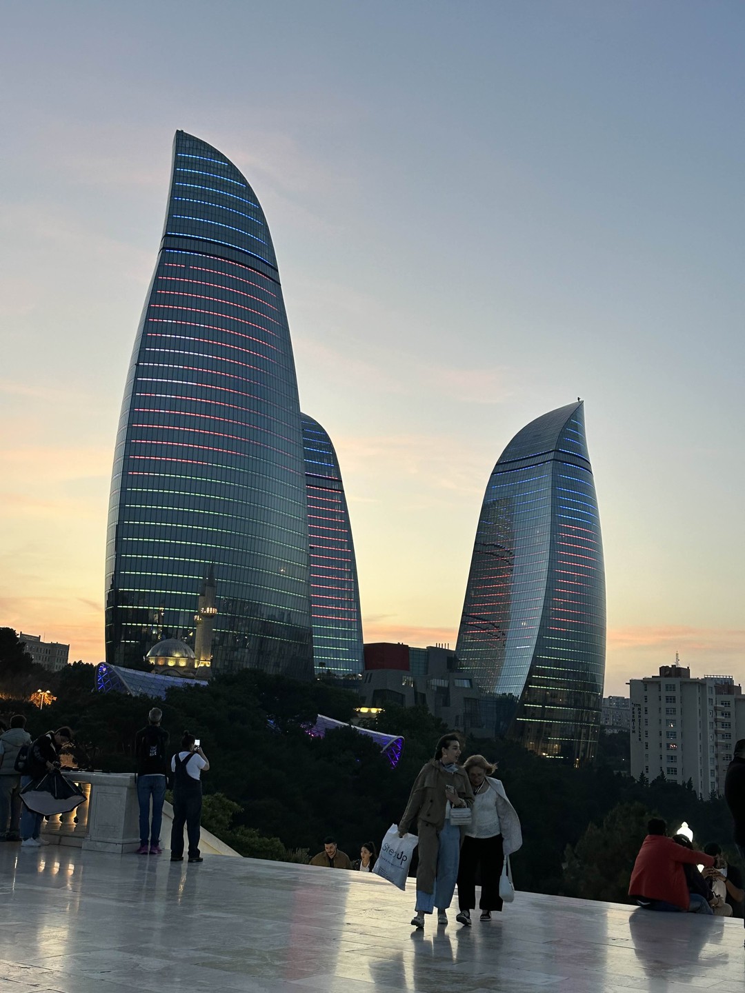 Впечатлила вечерняя экскурсия по Баку с Джамалом. Нам очень понравилось! Экскурсия была индивидуальная на комфортабельном автомобиле