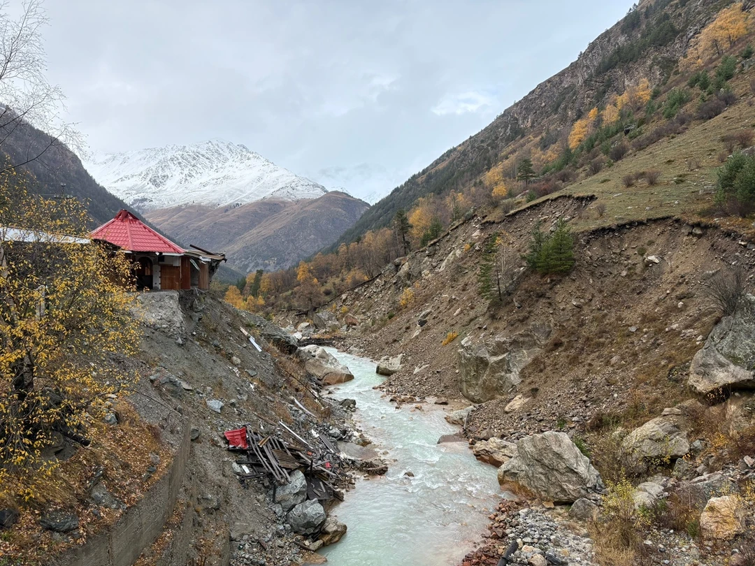 Изначально забронировали экскурсию к Чегету, но из-за закрытой там канатки нам предложили заменить экскурсию на похожую