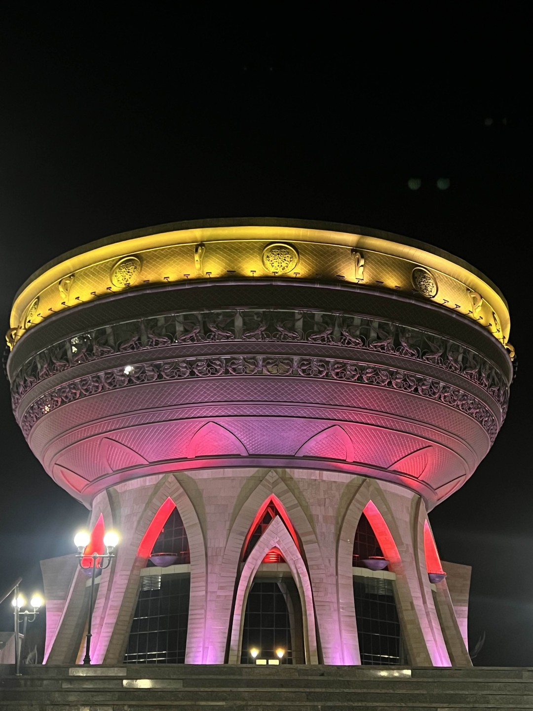 Вечерняя Казань прекрасна! Особенно впечатлили Дворец земледельцев и Центр семьи. Рядом с Экият было время перекусить