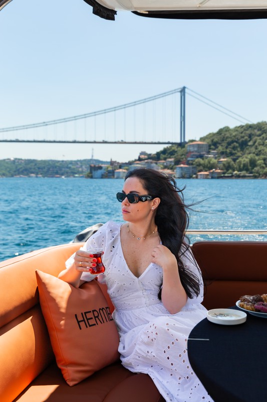Босфор в кадре - яхт-прогулка с фотосессией и домом из «Зимородка»