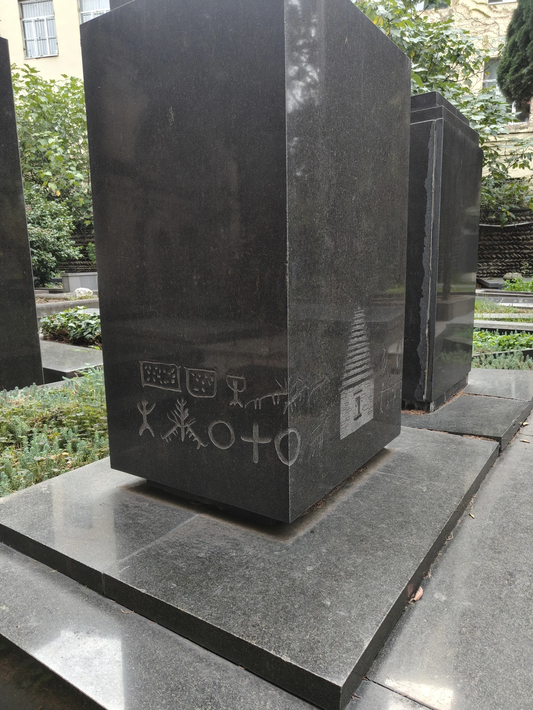 Экскурсия предлагает очень необычный взгляд на историю Грузии. В процессе прогулки мы видели могилы множества публичных