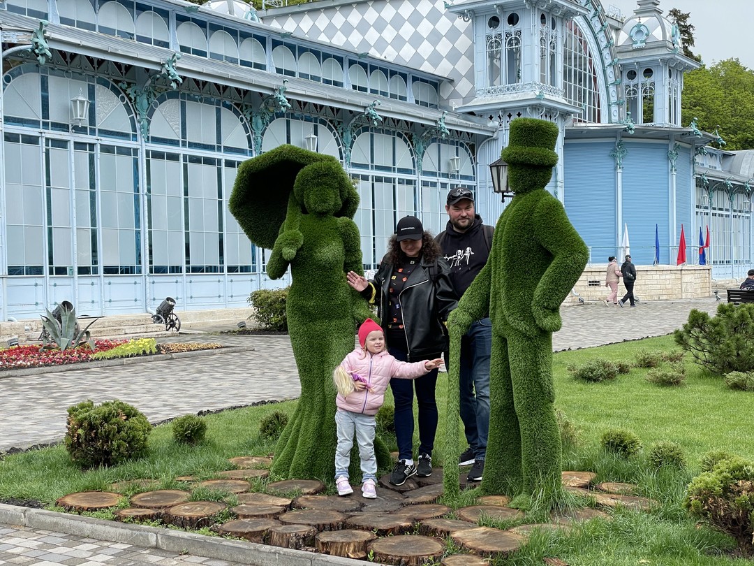 Карен организовал маршрут по нашим пожеланиям - успели и в Ессентуки, и в Железноводске погуляли, рассказывал