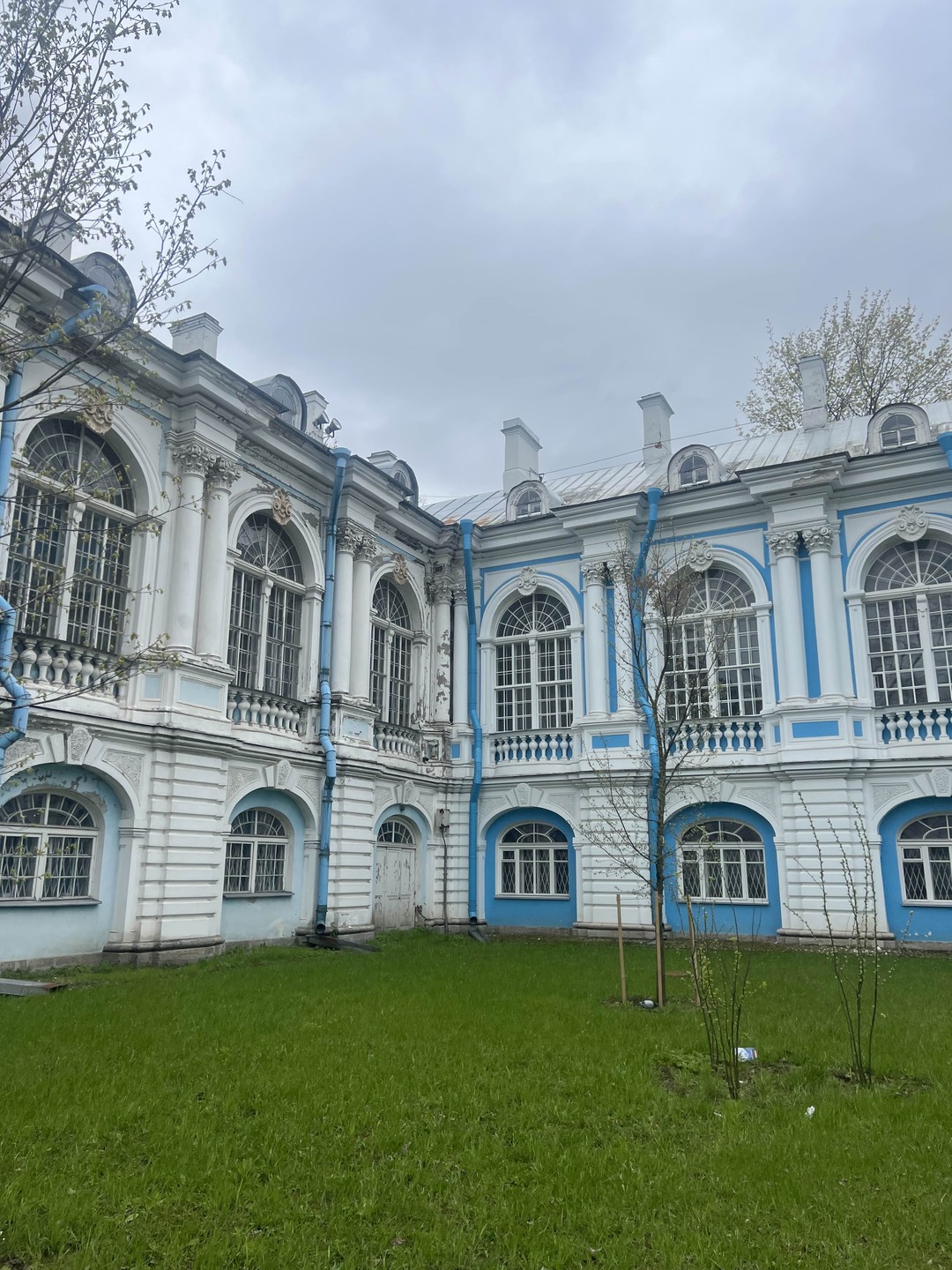 Прекрасная экскурсия по Смольному! Большое спасибо Иветте за столько интересной информации. С удовольствием погуляли по территории