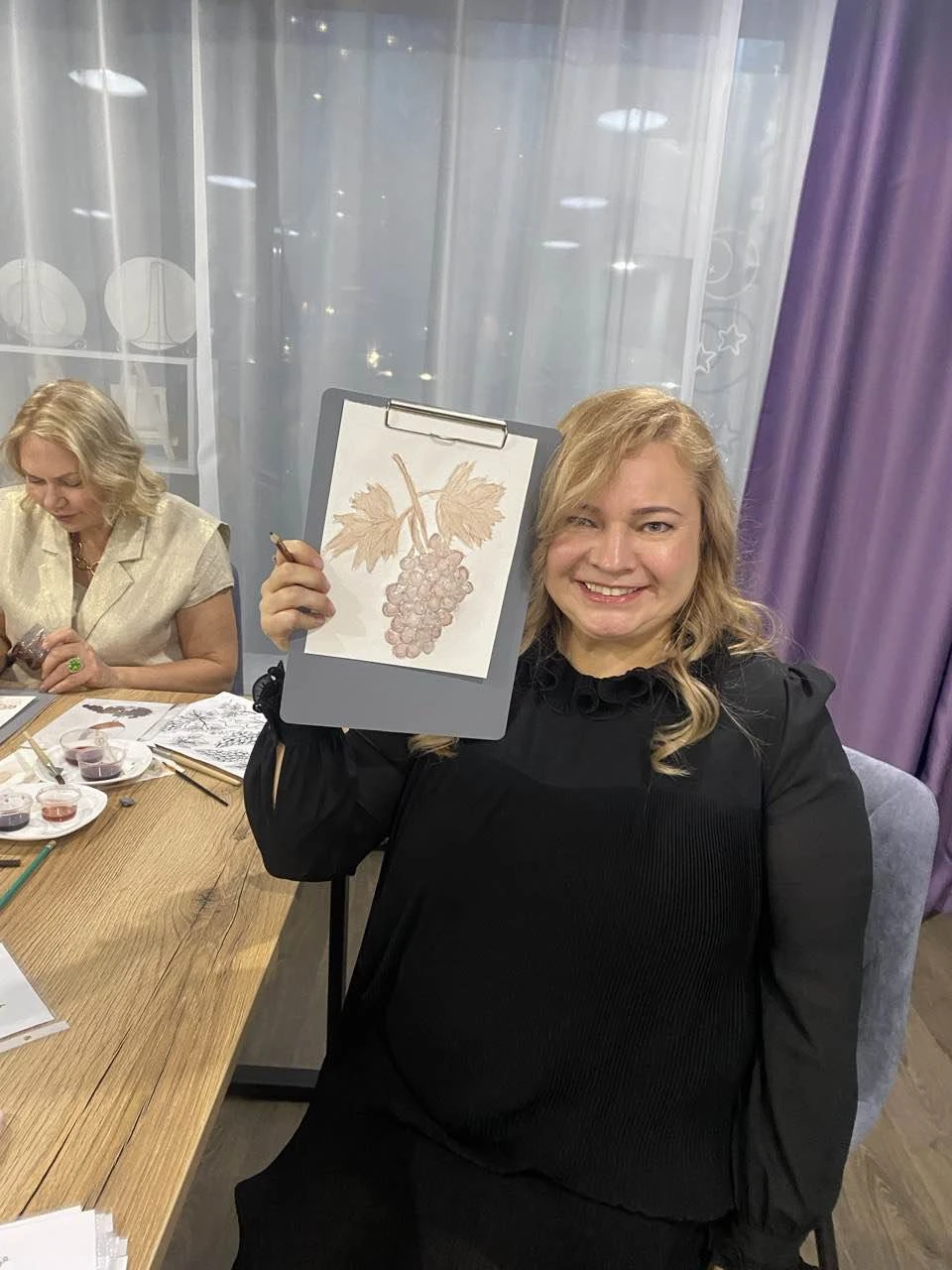 С подругами были у Дарьи на мастер-класс рисование вином. Интересно, прикольно, необычно! Если выбираете место, где