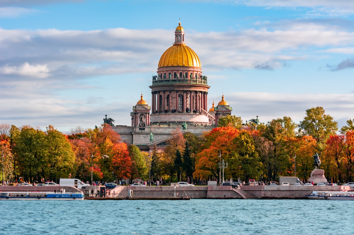 Автобусный тур из Казани в Петербург: главные места северной столицы, Петергоф и Кронштадт