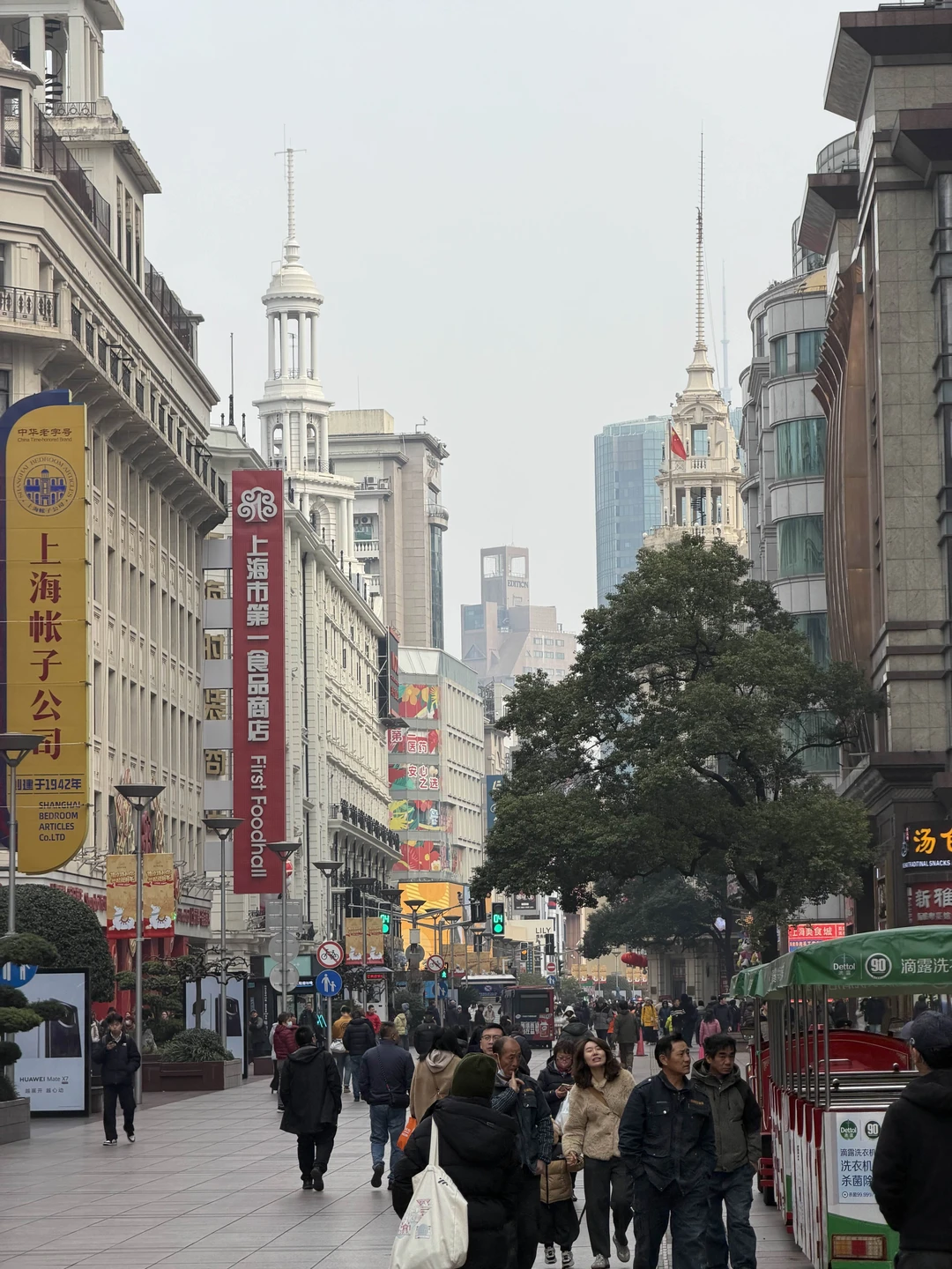 Были в Шанхае проездом. Прилетели в 7 утра, Гордей встретил нас в аэропорту и помог сдать багаж