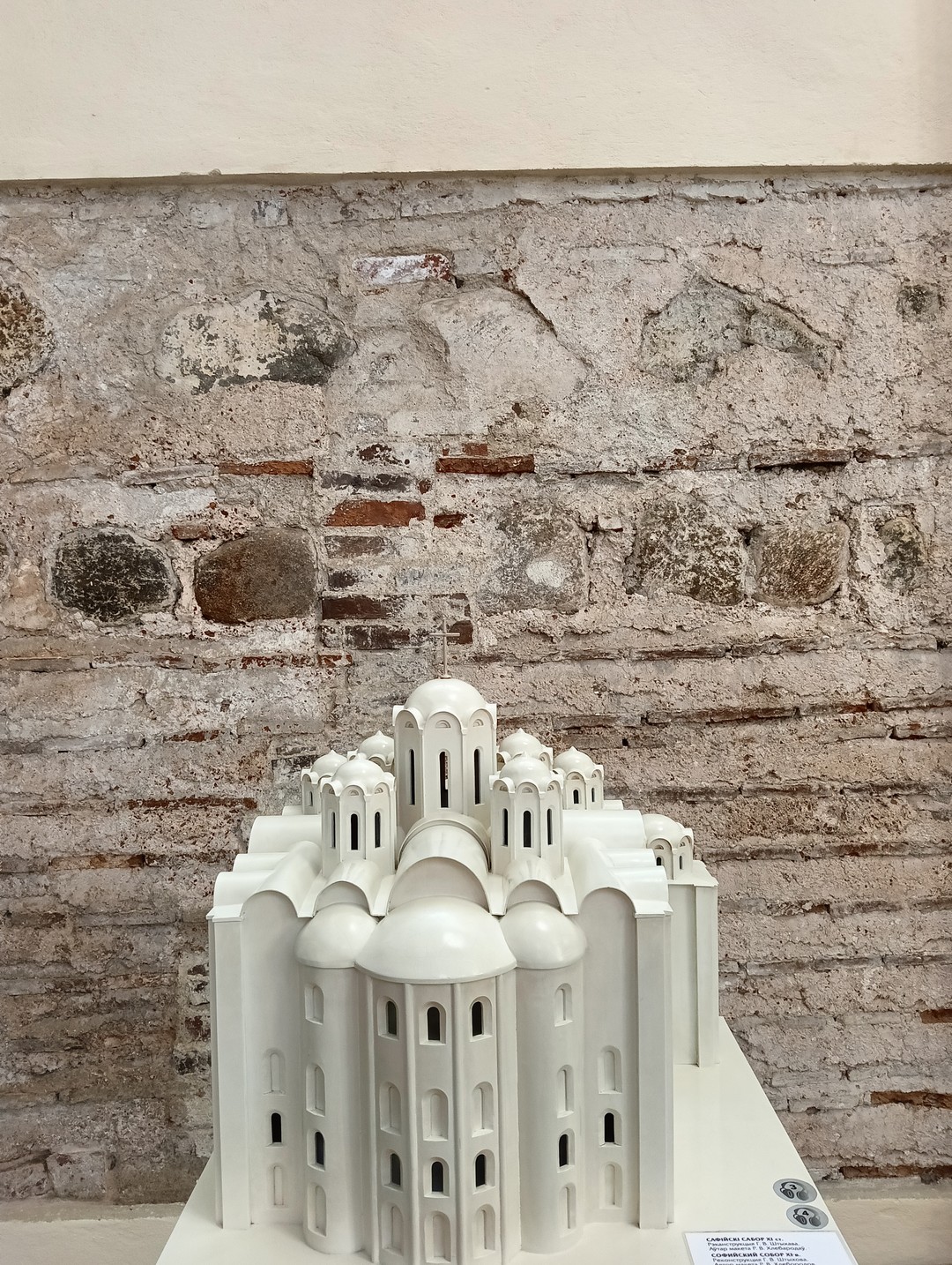 Экскурсию проводила Марина. Всё самое главное нам показала и рассказала. В целом, было интересно. Единственное пожелание