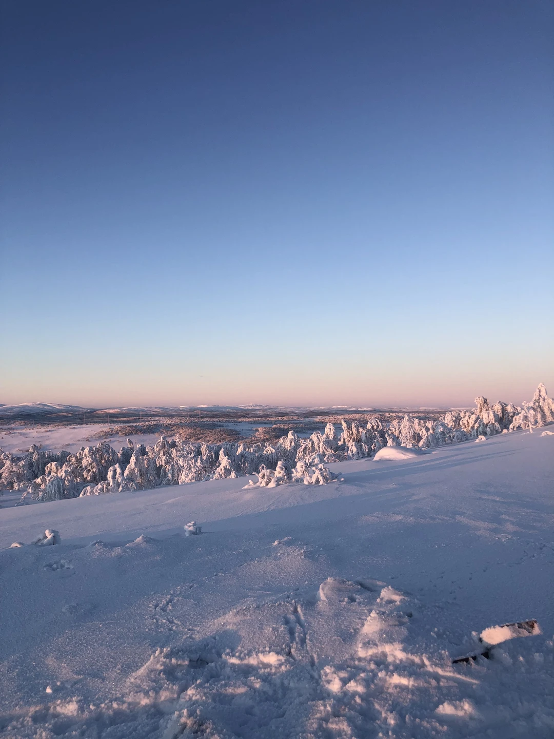 Одна из лучших индивидуальных экскурсий, на которых были. Предоставили оборудование для комфортного подъема по снегу, напоили