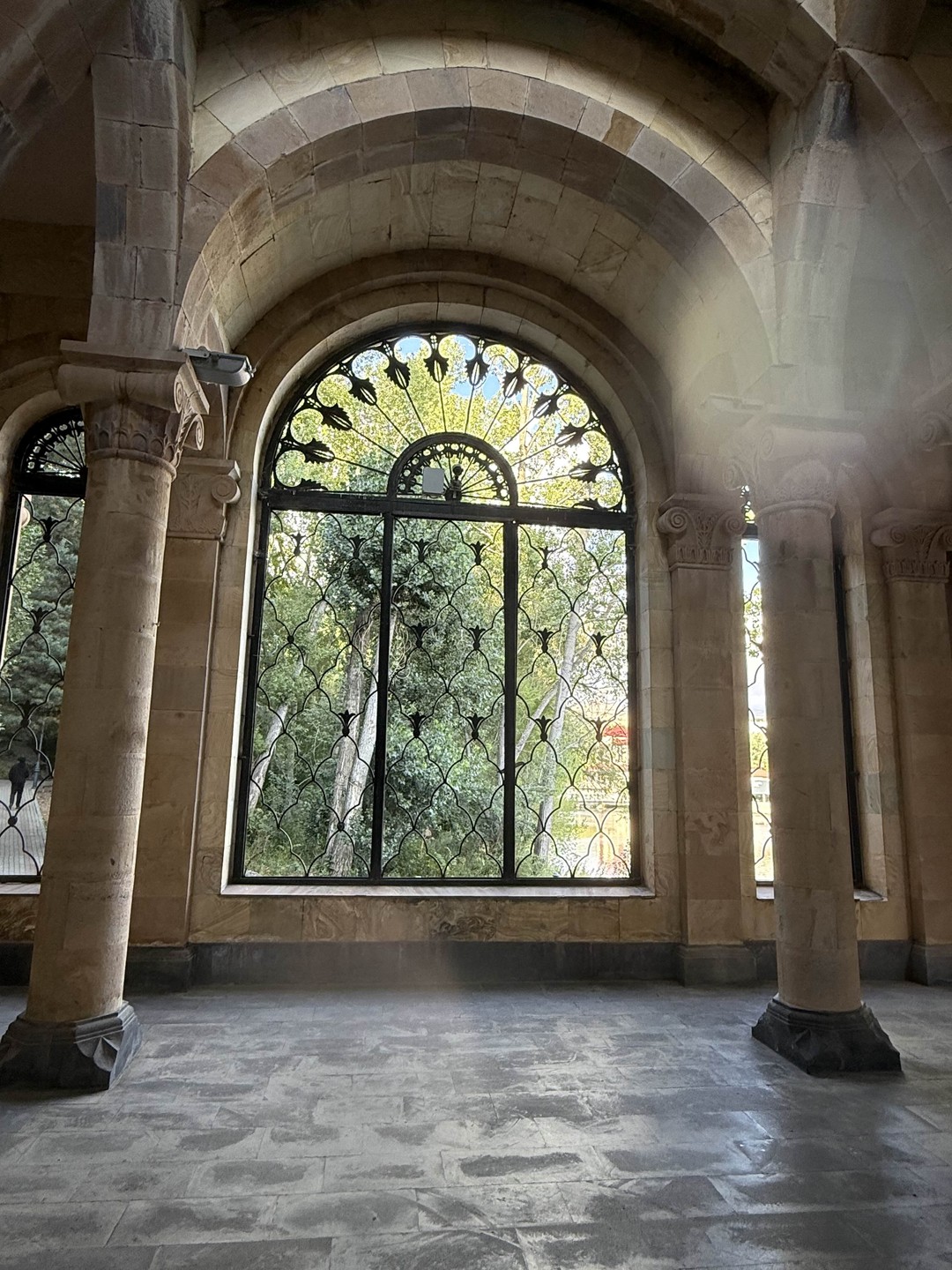 Вардан настоящий историк, а еще искренний и честный человек, с которым очень приятно знакомиться с новой страной и путешествовать!