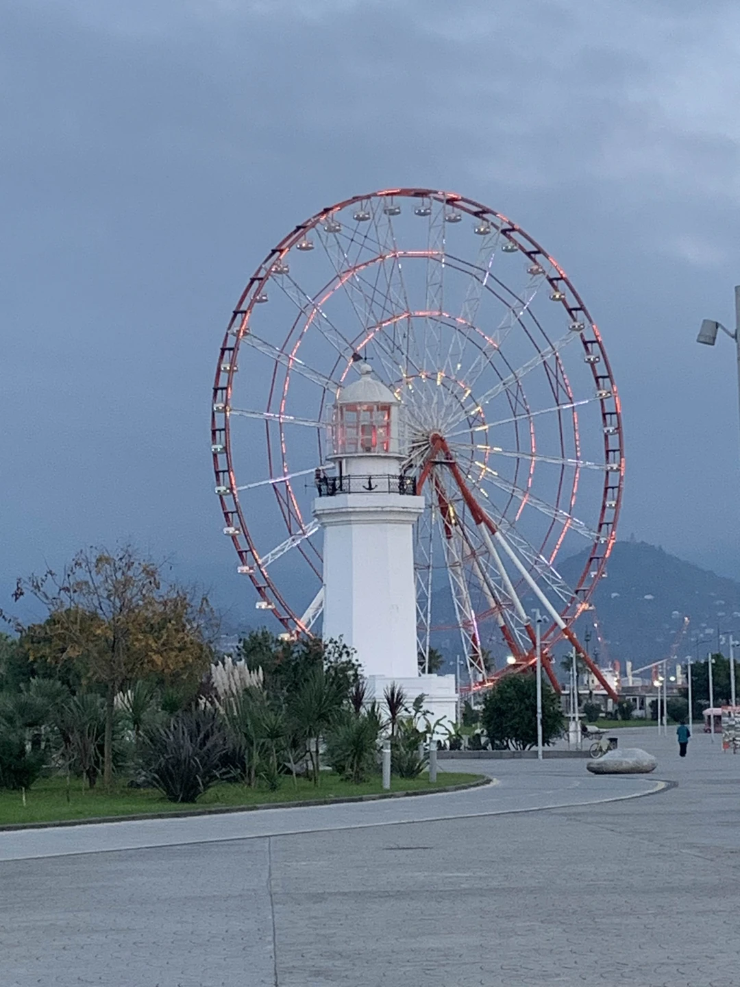 Лучший гид, знания энциклопедические, ответит на любой вопрос, интересно рассказывает, всем советую его, в город влюбитесь сразу)