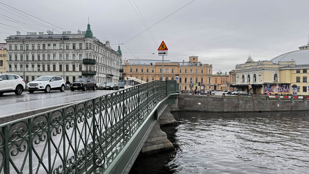 Замечательная экскурсия в форме непринужденной прогулки по городу. По пути множество локаций из советского и российского