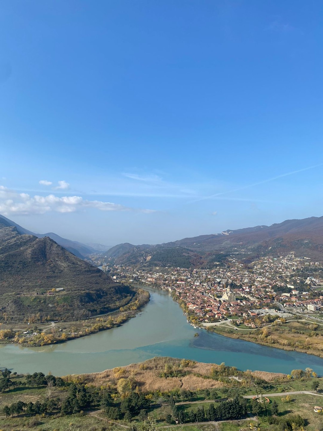 В путешествии в Джвари и Мцхету нашу компанию сопровождал прекрасный гид и рассказчик Елена. Путешествие началось