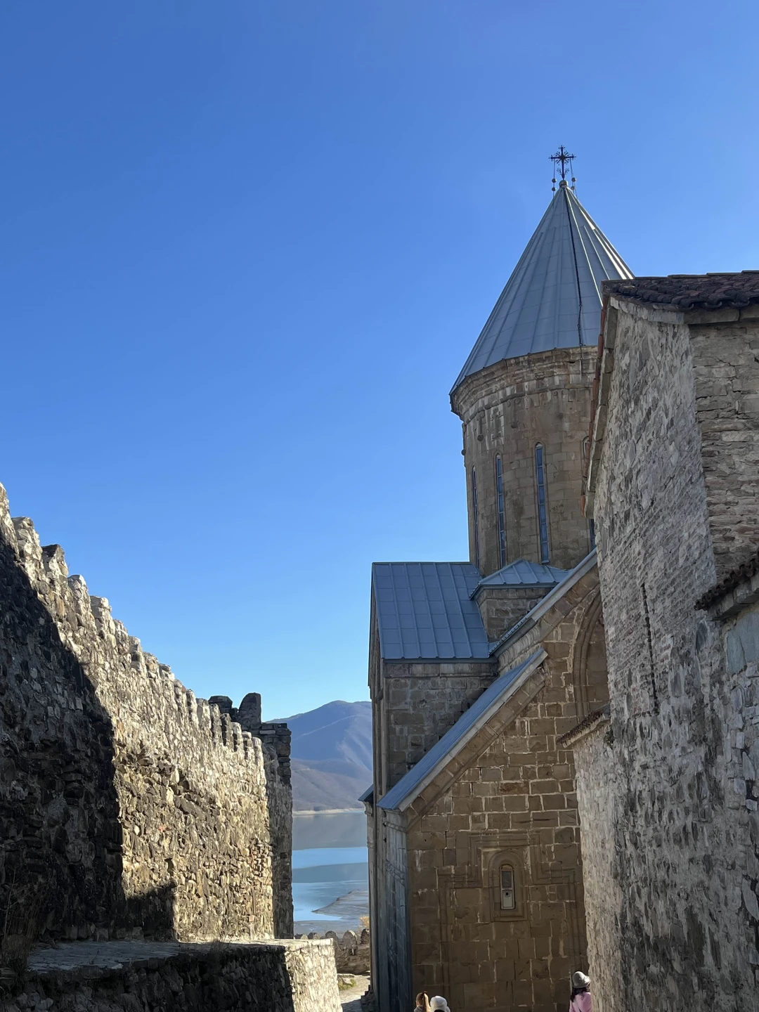 Ездили с подружками втроем на эту экскурсию, прекрасно провели день. Виды восхитительные, гид очень интересно рассказывает