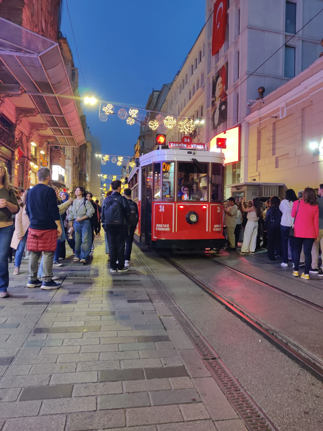 Рушен провел отличную экскурсию. Все рассказал детально, прошлись по интересным и знаковым местам. Рушен обращает внимание