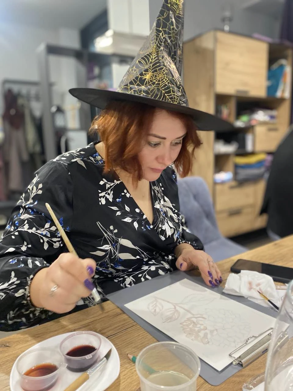 С подругами были у Дарьи на мастер-класс рисование вином. Интересно, прикольно, необычно! Если выбираете место, где