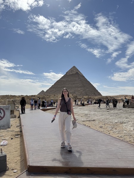 Нас ездило 3 человека. Организовали индивидуальный трансфер + индивидуальную экскурсию. Гид Шериф — шикарный экскурсовод. Рассказал