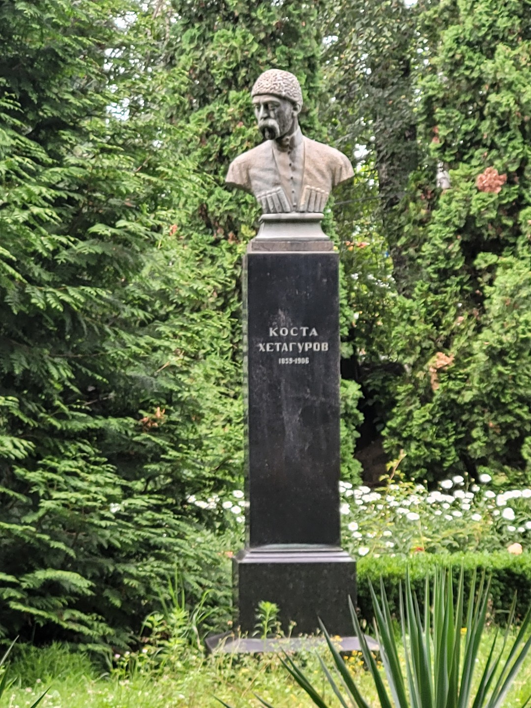 Экскурсия началась вовремя в назначенное месте встречи. Экскурсовод Зарина плавно вводила нас в историю возникновения города